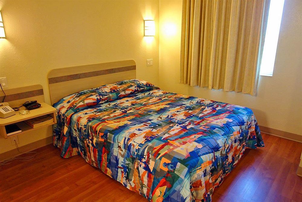 Motel 6-Whitby, On - Toronto East Екстер'єр фото