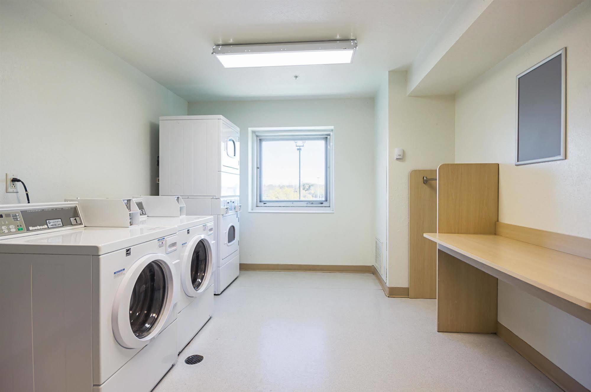 Motel 6-Whitby, On - Toronto East Екстер'єр фото