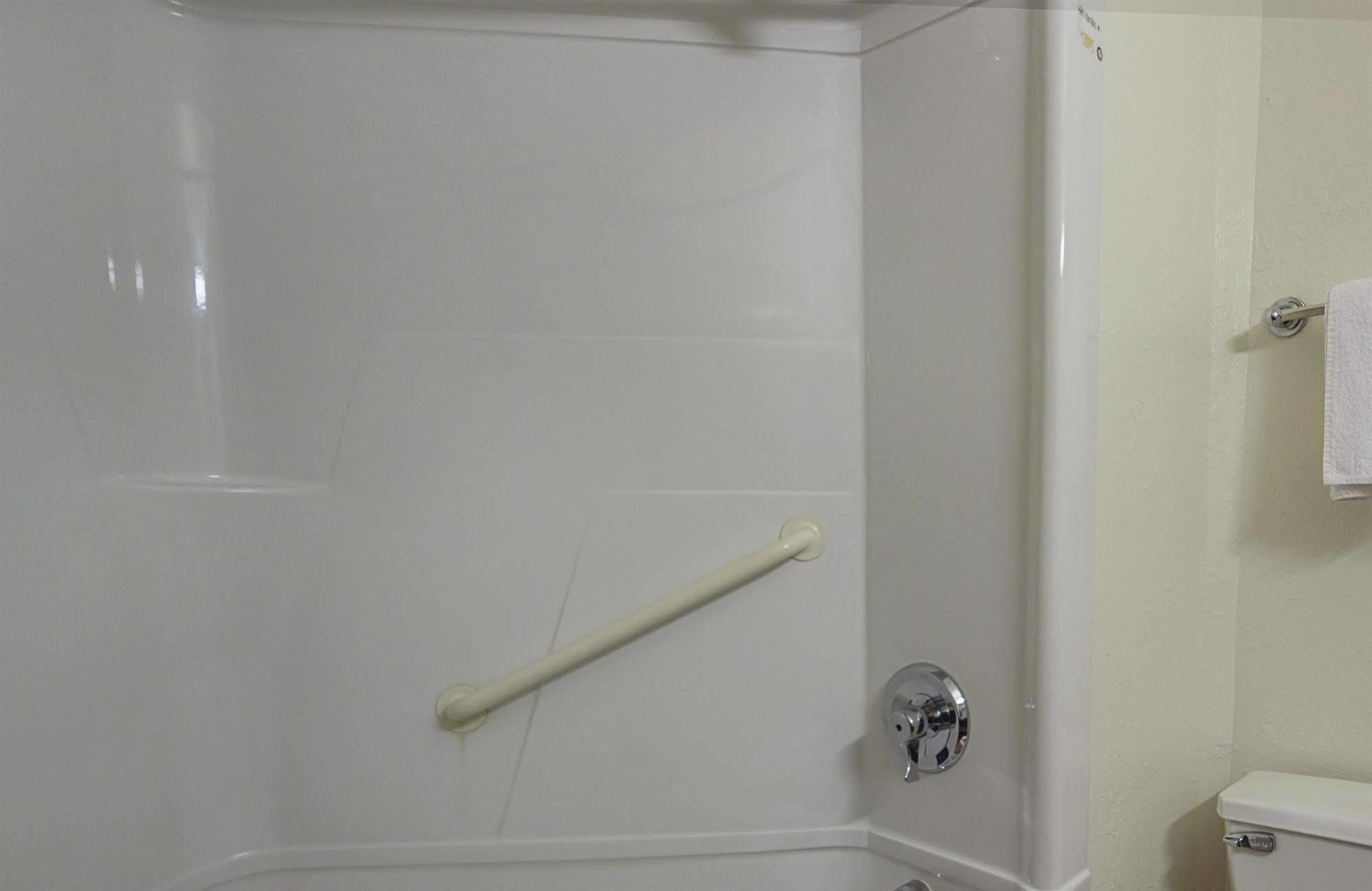 Motel 6-Whitby, On - Toronto East Екстер'єр фото