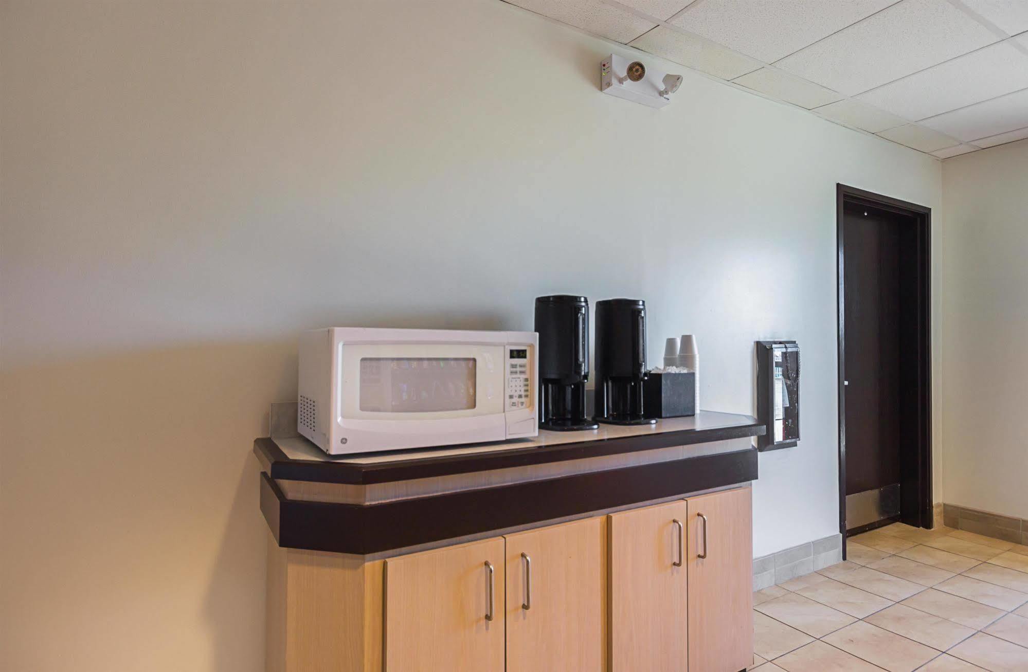 Motel 6-Whitby, On - Toronto East Екстер'єр фото