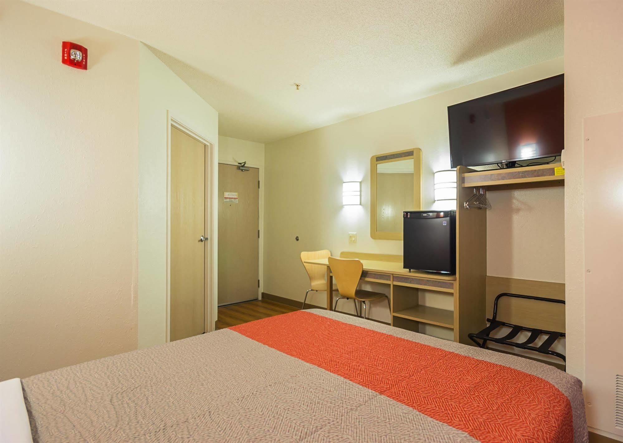 Motel 6-Whitby, On - Toronto East Екстер'єр фото