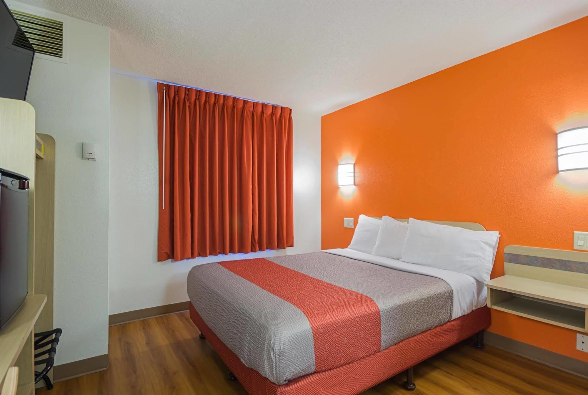 Motel 6-Whitby, On - Toronto East Екстер'єр фото