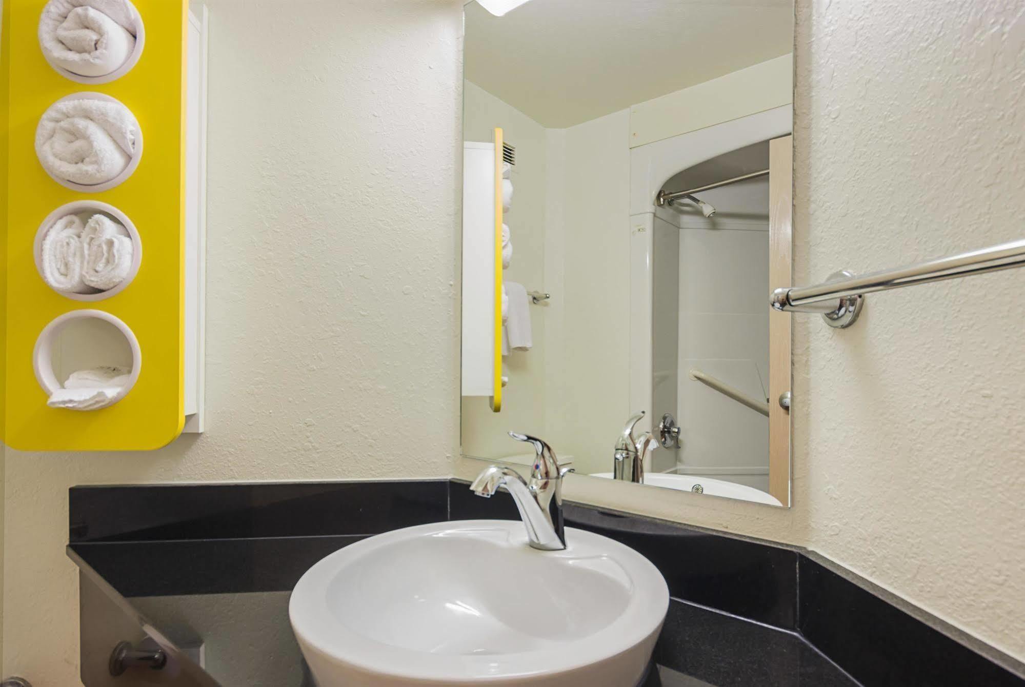 Motel 6-Whitby, On - Toronto East Екстер'єр фото