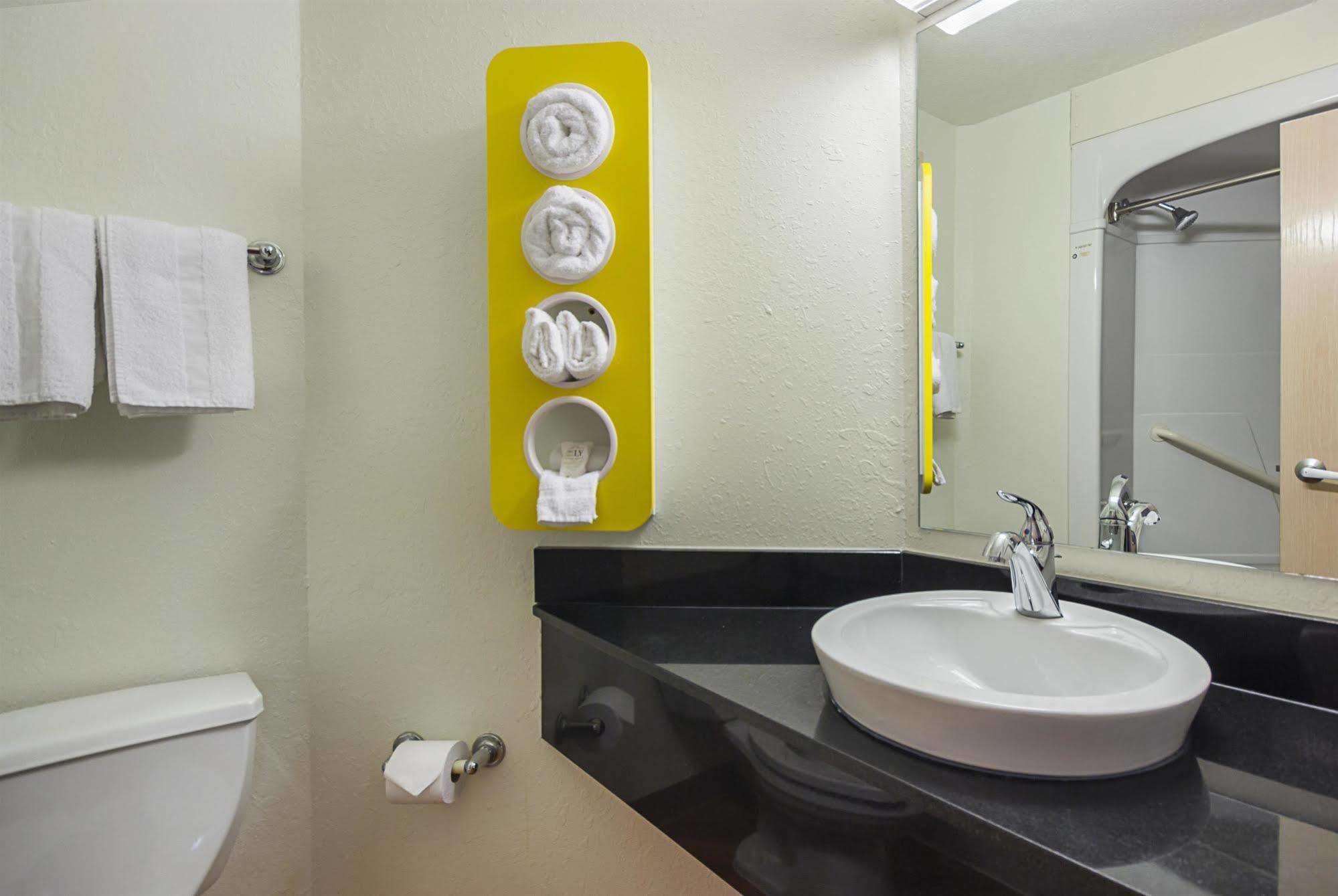 Motel 6-Whitby, On - Toronto East Екстер'єр фото