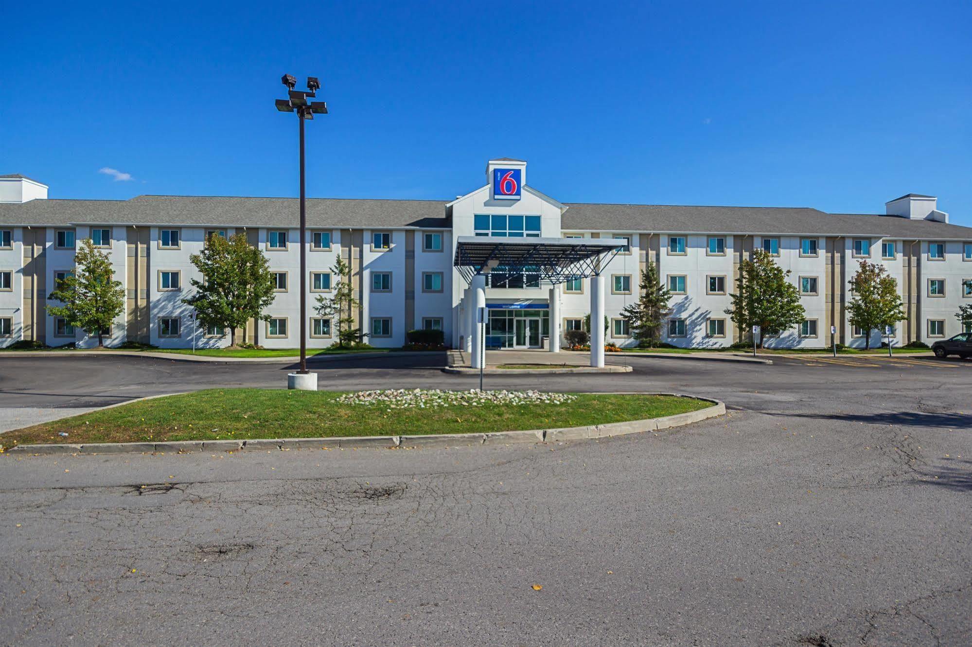 Motel 6-Whitby, On - Toronto East Екстер'єр фото