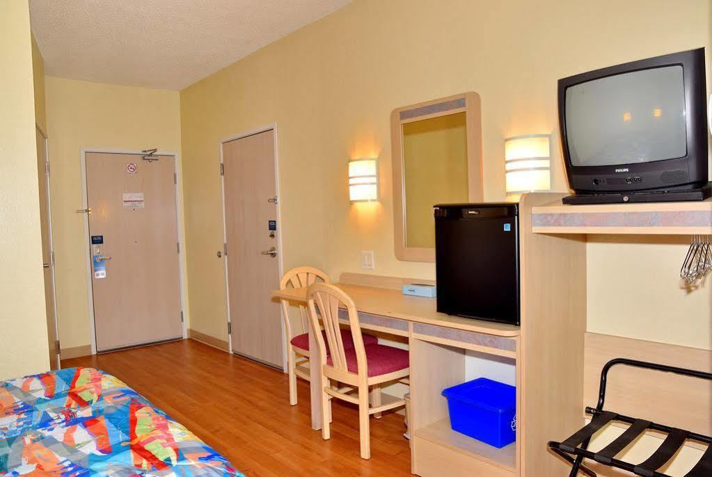 Motel 6-Whitby, On - Toronto East Екстер'єр фото