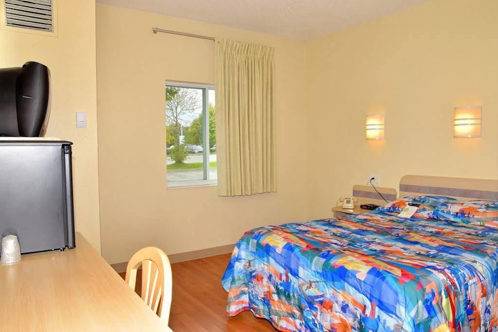 Motel 6-Whitby, On - Toronto East Екстер'єр фото